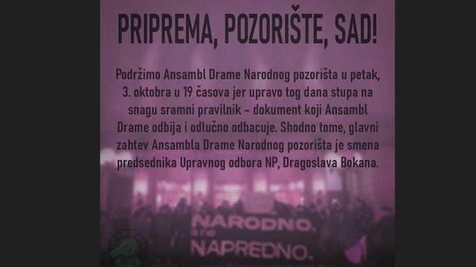 Skup ispred pozorišta